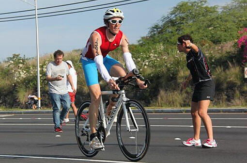 Seine Freizeit verbringt Richter Lukas Neubeck unter anderem als Triathlet: Hier ist er in seiner Parade-Disziplin Radfahren (180,2 Kilometer) beim Ironman auf Hawaii zu sehen.