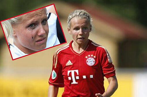 Bayerns Julia Simic erlitt den zweiten Kreuzbandriss innerhalb von einem Jahr. Damit fehlt die sexy Mittelfeldspielerin, die sich schon für den Playboy auszog, mindestens sechs Monate.