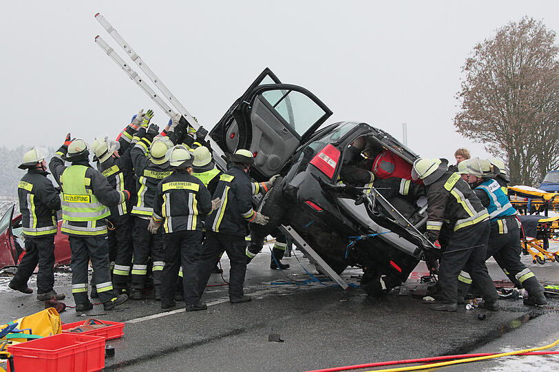 Die Bilder von dem Unfall auf der B12 bei Putzbrunn.