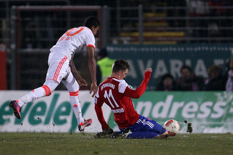 Der Moment des Fouls: Luiz Gustavo zerrt den aufs Tor zustürmenden Tobias Schweinsteiger im Test gegen Haching zu Boden - Rot!