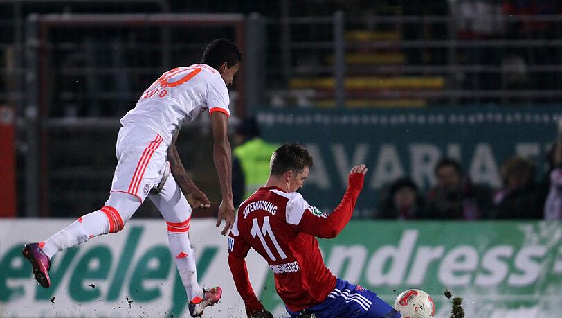 Der Moment des Fouls: Luiz Gustavo zerrt den aufs Tor zustürmenden Tobias Schweinsteiger im Test gegen Haching zu Boden - Rot! Der Moment des Fouls: Luiz Gustavo zerrt den aufs Tor zustürmenden Tobias Schweinsteiger im Test gegen Haching zu Boden - Rot!