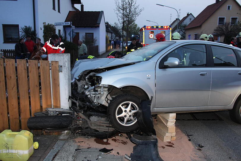 Heftiger Motorrad-Unfall bei Burgkirchen: Zwei Personen wurden schwer verletzt.