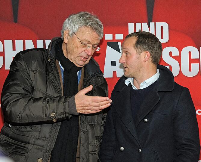 Die Schauspieler Maximilian Brückner (r) und Gerhard Polt (l) bei der Premiere ihres Films "Und Äktschn!" am 30. Januar 2014 im City Kino in München. Die Komödie um den Konkurrenzkampf zweier Amateurfilmer kommt ab 6. Februar 2014 in die Kinos.