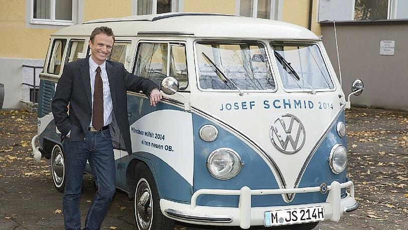 Altes Auto, junger Herzspezialist: Hans Theiss (36, CSU) ist seit 2005 mit der Kickboxerin Christine Theiss verheiratet.