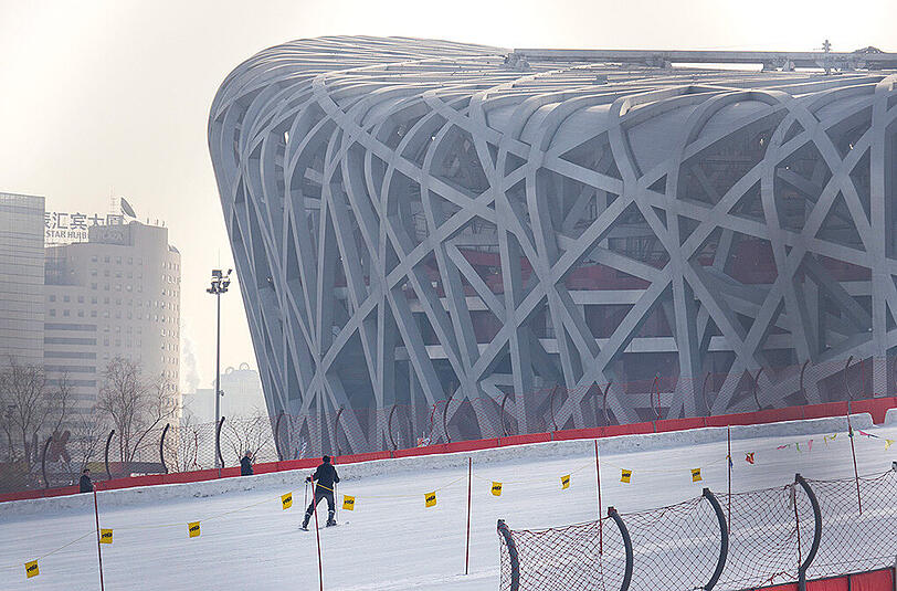 Ein Langläufer vor dem berühmten "Vogelnest" in Peking. 2022 finden in der chinesischen Hauptstadt die Olympischen Winterspiele statt.