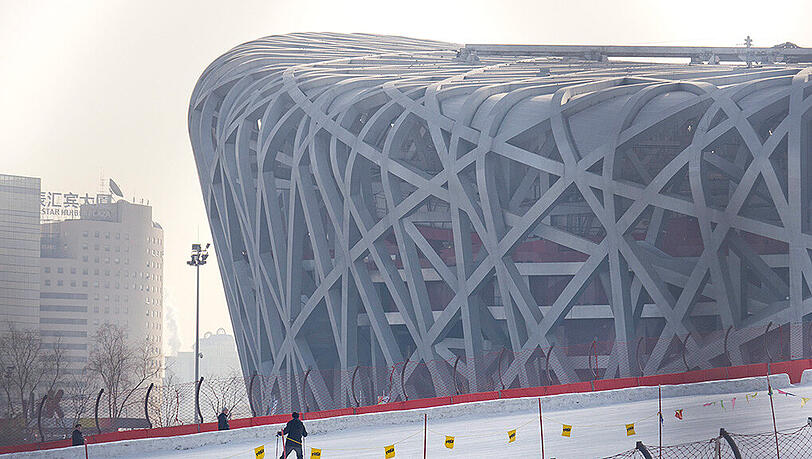 Ein Langläufer vor dem berühmten "Vogelnest" in Peking. 2022 finden in der chinesischen Hauptstadt die Olympischen Winterspiele statt. Ein Langläufer vor dem berühmten "Vogelnest" in Peking. 2022 finden in der chinesischen Hauptstadt die Olympischen Winterspiele statt.