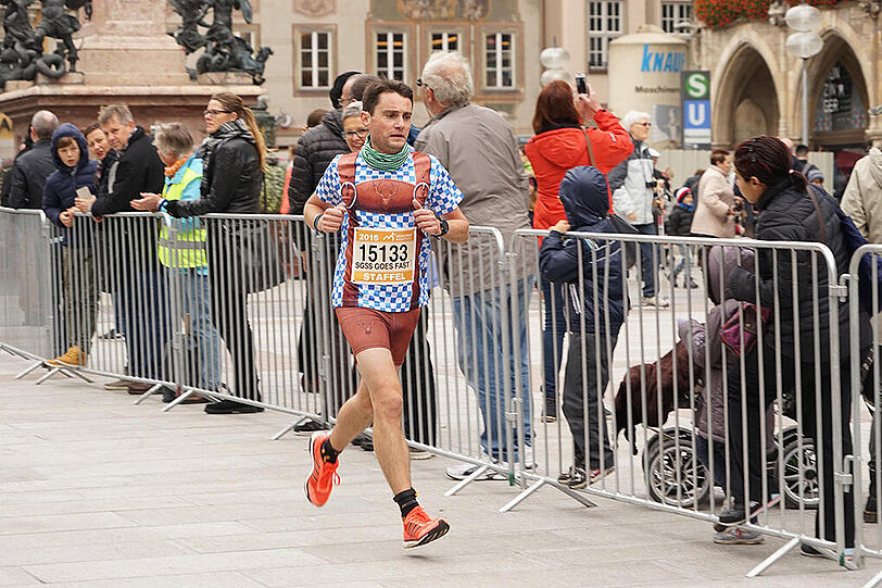 Die Läufer und Läuferinnen des 30. München Marathon am 11.20.2015
