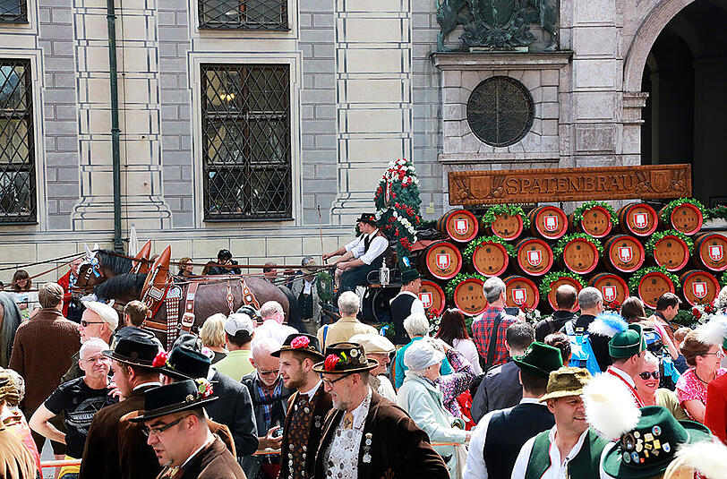 Mit Kutschen wurden die Biere heran gekarrt.