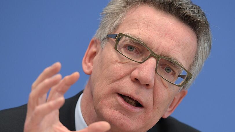 Laut Bundesinnenminister Thomas de Maiziere funktioniert die Zusammenarbeit mit Facebook. Laut Bundesinnenminister Thomas de Maiziere funktioniert die Zusammenarbeit mit Facebook.