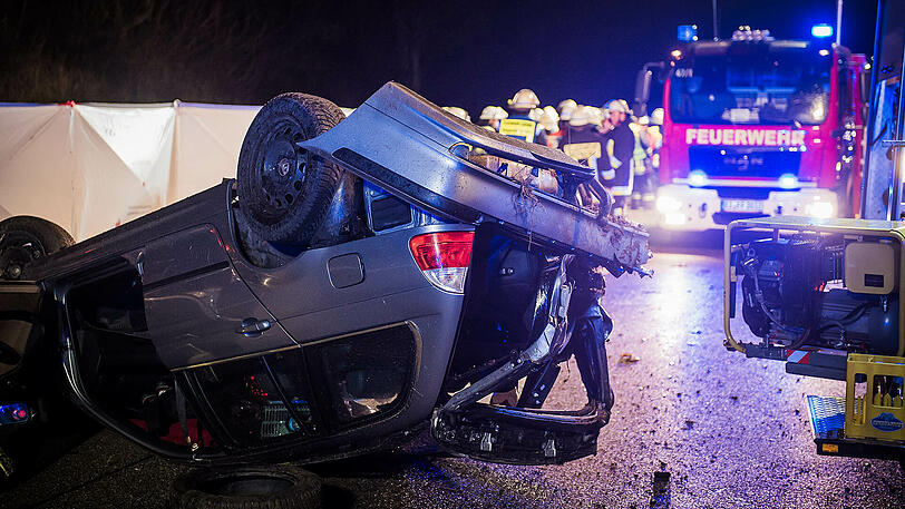 Der Fahrer des Kleintransporters wurde aus seinem Fahrzeug geschleudert und verstarb noch vor Ort. Die Bilder von der A9.