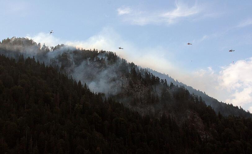 Seit Donnerstag brennt der Wald bei Oberaudorf - Hunderte Einsatzkräfte bekämpften auch am Samstag noch Glutnester. Die Bilder vom Einsatz.