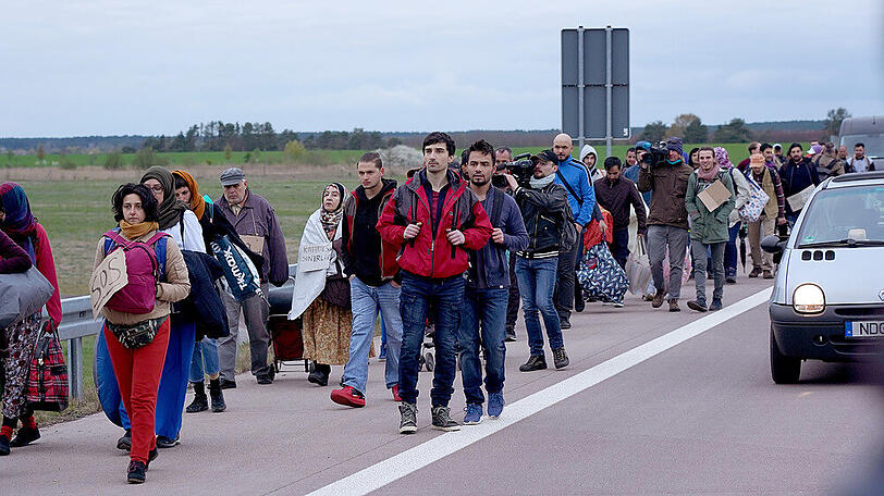 "Marsch der Hoffnung": Viele Hundert Menschen haben sich den syrischen Flüchtlingen Ahmed Herraf (Emre Aksizoglu) und Mohammad Zatareih (Aram Arami) angeschlossen, und sich auf den Weg Richtung österreichische Grenze gemacht