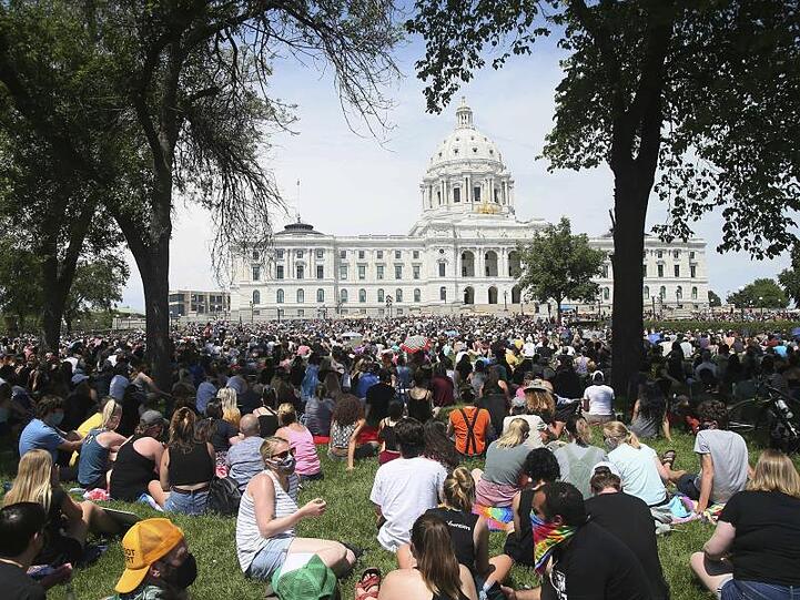 Demonstranten versammeln sich vor dem State Capitol in St. Paul.