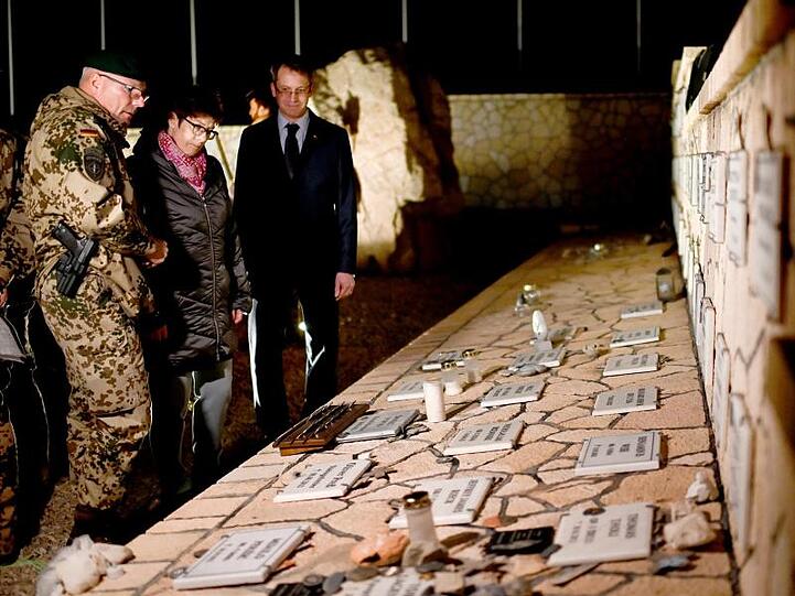 Die Verteidigungsministerin gedenkt im Ehrenhain des Camp Marmal der gefallenen Bundeswehrsoldaten.