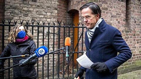 Die Regierung von Ministerpräsident Mark Rutte ist laut Medienangaben zurückgereten.