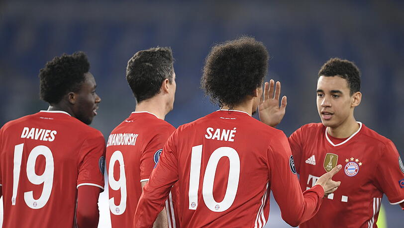 Jamal Musiala (r.) ist nach seinem Treffer gegen Lazio Rom mit 17 Jahren und 363 Tagen der jüngste Torschütze in der Champions-League-Geschichte des FC Bayern.