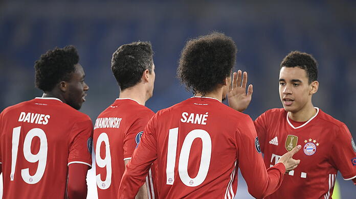 Jamal Musiala (r.) ist nach seinem Treffer gegen Lazio Rom mit 17 Jahren und 363 Tagen der jüngste Torschütze in der Champions-League-Geschichte des FC Bayern.