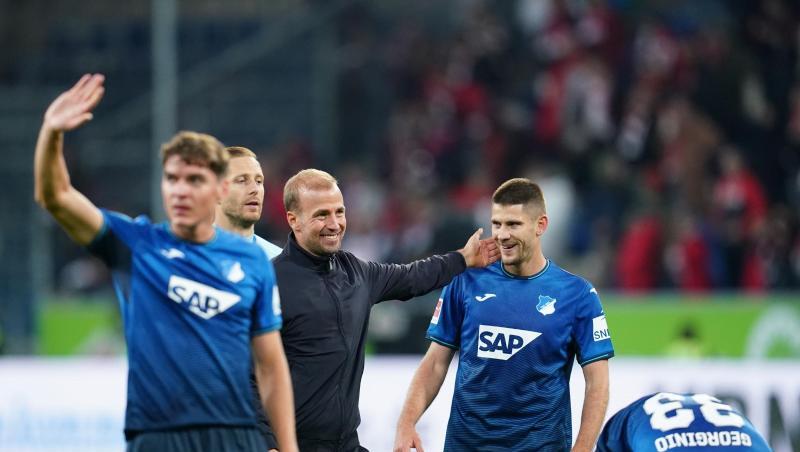 Hoffenheims Robert Skov, Trainer Sebastian Hoeneß, Benjamin Hübner und Georginio Rutter (l-r) feiern nach der Partie. Hoffenheims Robert Skov, Trainer Sebastian Hoeneß, Benjamin Hübner und Georginio Rutter (l-r) feiern nach der Partie.