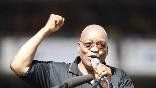 Er rockt die Massen: Jacob Zuma singt bei Wahlkundgebungen gerne sein Lieblingslied "Bringt mir mein Maschinengewehr" Er rockt die Massen: Jacob Zuma singt bei Wahlkundgebungen gerne sein Lieblingslied "Bringt mir mein Maschinengewehr"