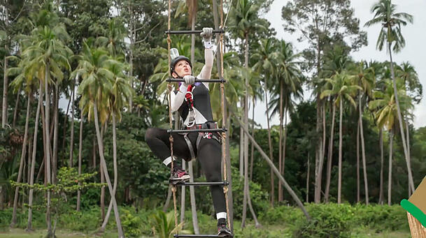 Edith Stehfest erklimmt die Strickleiter in einem Spiel bei "Promis unter Palmen".