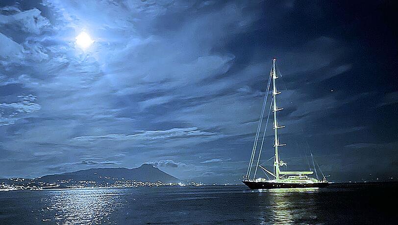 "Ein beispielloser Unfall": Die Superyacht "Bayesian" in der Nacht des Untergangs vor Sizilien. "Ein beispielloser Unfall": Die Superyacht "Bayesian" in der Nacht des Untergangs vor Sizilien.