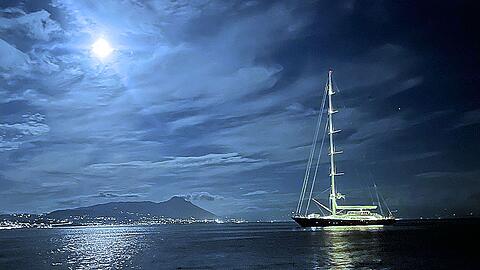 "Ein beispielloser Unfall": Die Superyacht "Bayesian" in der Nacht des Untergangs vor Sizilien.