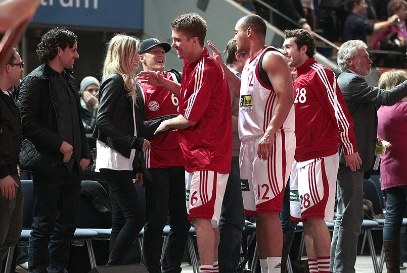 Gut gelaunt: Bastian Schweinsteiger mit seiner Sarah beim Basketball