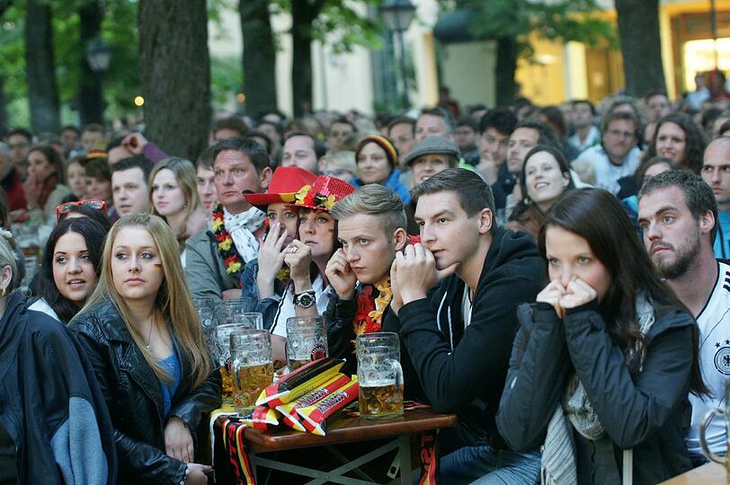 Public Viewing am Nockherberg und in dwer Kultfabrik, Basti Schweinsteiger hängt im Foto quer über die Reichenbachssraße, die Bilder vom Fußball-Wahnsinn aus München.