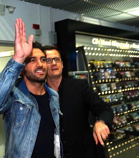 Vor allem junge Mädchen stellten sich stundelang an, um ein Foto mit ihrem Schwarm Elyas zu bekommen.