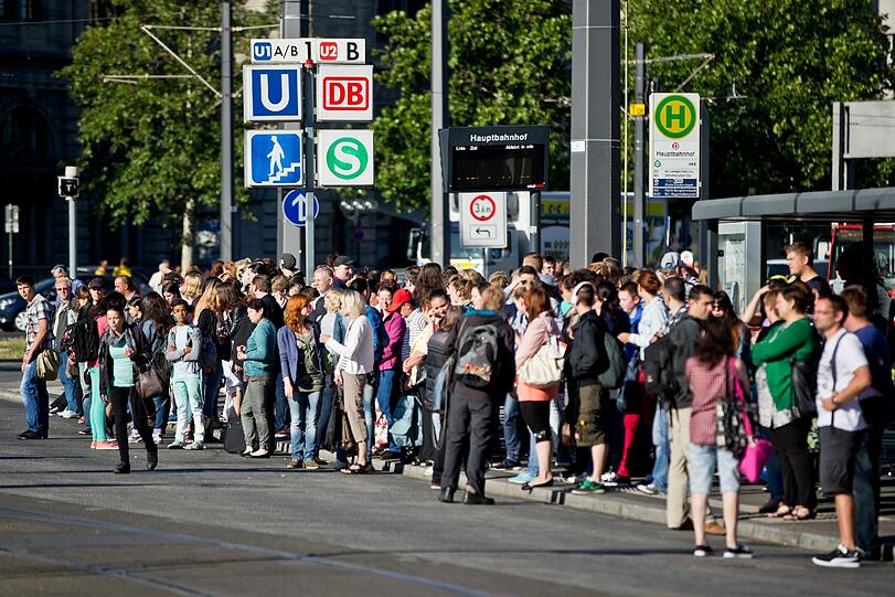 Nichts geht mehr: Zahlreiche Menschen warten am Dienstagmorgen an Bahnsteigen der Nürnberger Verkehrsbetriebe auf Ersatzbusse.