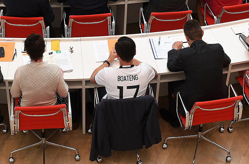 DFB-Trikot mit Boateng-Flock statt Anzug und Krawatte: Der CDU-Abgeordnete Sven Petke