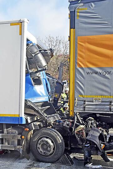 Die Bilder vom schweren Lkw-Unfall auf der A99.