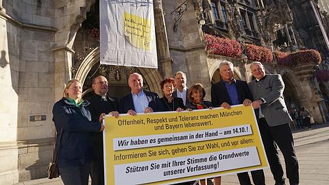 Die engagierten Prominenten (v. l.): Simone Burger, Vorsitzende der DGB Region München, Weihbischof Rupert Graf zu Stolberg, Bayern-Präsident Uli Hoeneß, Stadtdekanin Barbara Kittelberger, Martin Kusej, Intendant des Residenztheaters und Charlotte Knobloch, Präsidentin der Israelitischen Kultusgemeinde München und Oberbayern, Oberbürgermeister Dieter Reiter und Christian Schottenhamel.