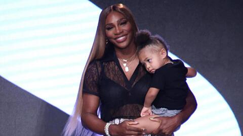 Serena Williams trägt Töchterchen Alexis Olympia Ohanian Jr. auf dem Arm