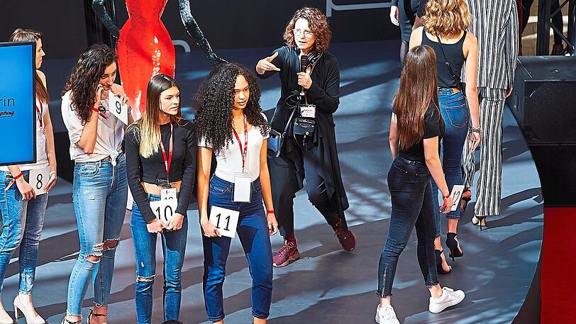 Adelinde Knorr in Aktion: Beim Casting für den AZ-Modelwettbewerb "Schöne Münchnerin" übernimmt die Showdesignerin das Lauftraining im Einkaufszentrum pep
Neuperlach.