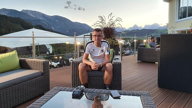 Löwen-Coach Michael Köllner sitzt auf der Hotelterrasse.