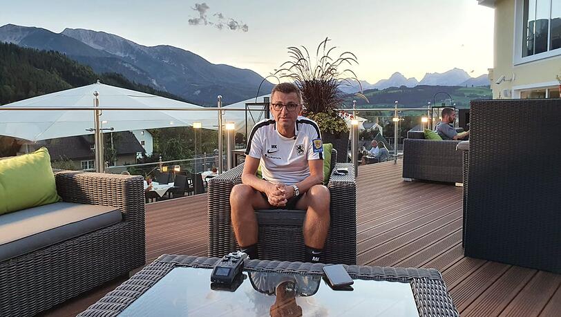Löwen-Coach Michael Köllner sitzt auf der Hotelterrasse. Löwen-Coach Michael Köllner sitzt auf der Hotelterrasse.
