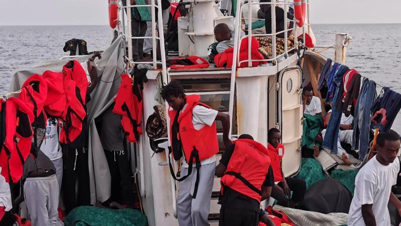 Rund 100 Migranten stehen und liegen in den frühen Morgenstunden eng gedrängt an Deck des Rettungsschiff "Eleonore". Foto: Johannes Filous Rund 100 Migranten stehen und liegen in den frühen Morgenstunden eng gedrängt an Deck des Rettungsschiff "Eleonore". Foto: Johannes Filous