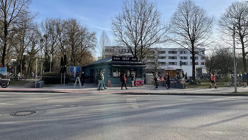 Der Kiosk 1917 liegt direkt an der U3 Thalkirchen/Tierpark, eine Gehminute zur Isar, drei Gehminuten zum Zoo. Der Kiosk 1917 liegt direkt an der U3 Thalkirchen/Tierpark, eine Gehminute zur Isar, drei Gehminuten zum Zoo.