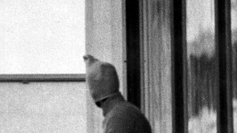 Ein vermummter arabischer Terrorist zeigt sich auf dem Balkon des israelischen Mannschaftsquartiers im Olympischen Dorf.