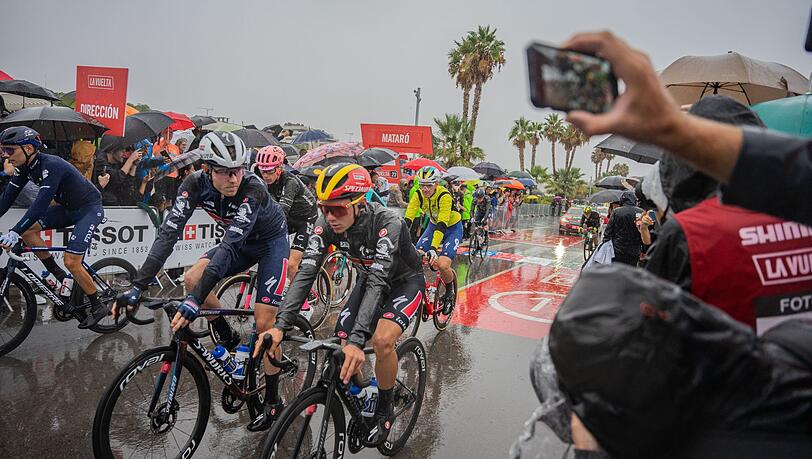 Das Fahrerfeld hatte beim Auftakt der Spanien-Rundfahrt mit viel Regen zu kämpfen.