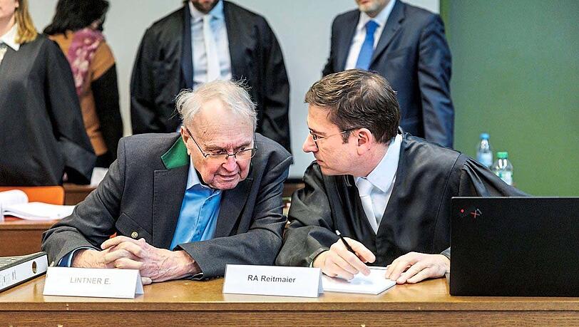 Der Angeklagte Eduard Lintner (L.) ist ehemaliger CSU-Abgeordneter aus Unterfranken. Jetzt muss er sich in München monatelang vor Gericht verantworten.