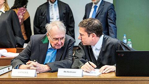 Der Angeklagte Eduard Lintner (L.) ist ehemaliger CSU-Abgeordneter aus Unterfranken. Jetzt muss er sich in München monatelang vor Gericht verantworten.