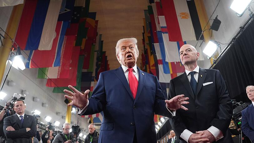 Donald Trump (l) und Gianni Infantino präsentieren sich auf dem roten Teppich.