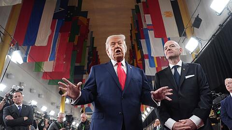 Donald Trump (l) und Gianni Infantino präsentieren sich auf dem roten Teppich.