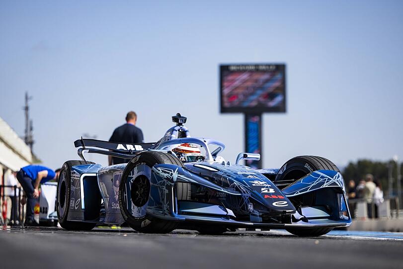 Die Zukunft der Formel E hei&szlig;t Gen4: Die neuen Autos drehen im franz&ouml;sischen Le Castellet ihre Premiere-Runden. Sie stehen f&uuml;r Stra&szlig;enautos Vorbild in Sachen Technologien.