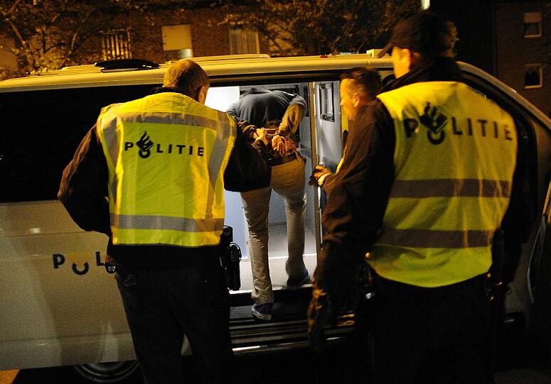 Diesen Fan muss die Polizei sogar festnehmen. Er hatte in Kerkrade wohl aus Frust randaliert.