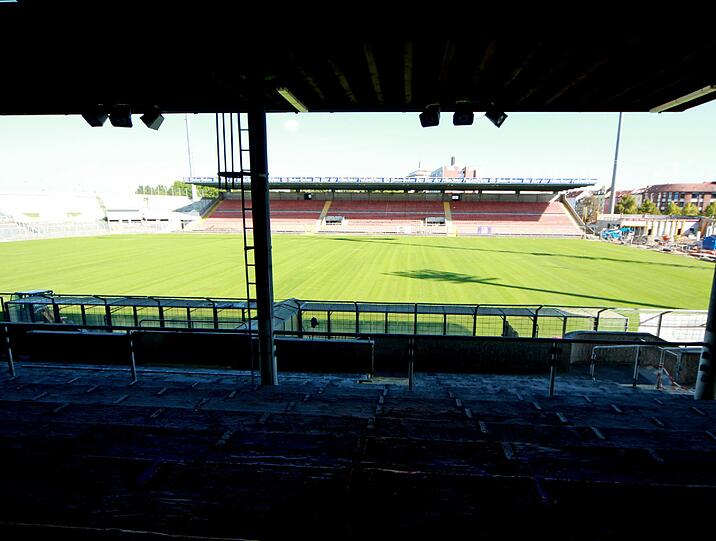 Der Rollrasen wächst an, die Heizung darunter ist installiert, im Juli 2013 soll das alte Grünwalder Stadion dann ein "neues Schmuckstück für alle Fußballfans" sein. Die Bilder vom Baustellenrundgang