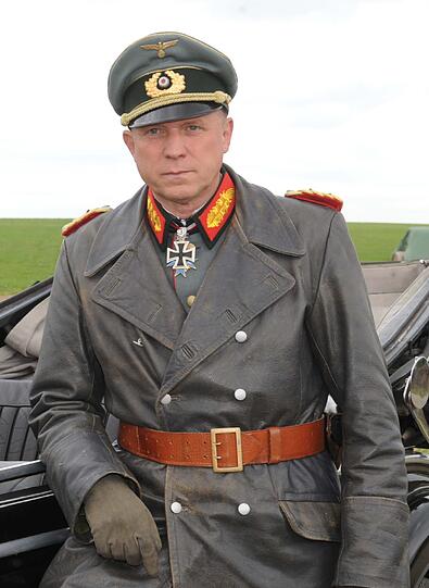 Schauspieler Ulrich Tukur (Bild) spielt in der ARD-Produktion (1. November, 20:15 Uhr) die Rolle des umstrittenen "Wüstenfuchs" Rommel.