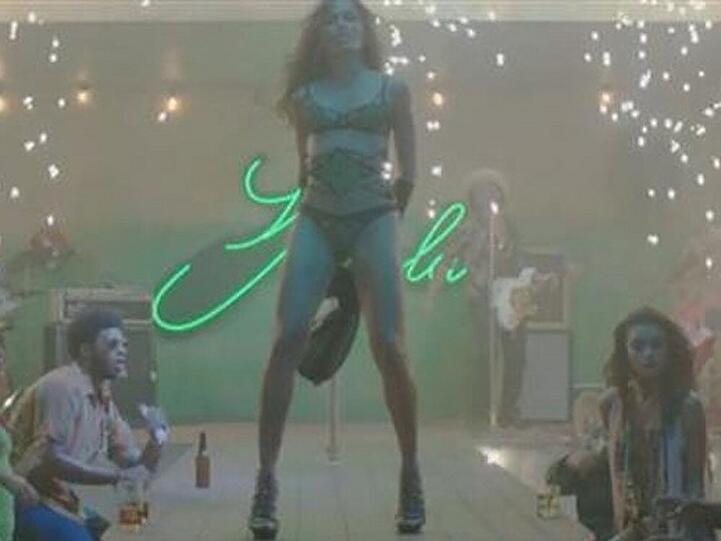 Freida Pinto lässt in Bruno Mars' Musikvideo die Hüllen fallen